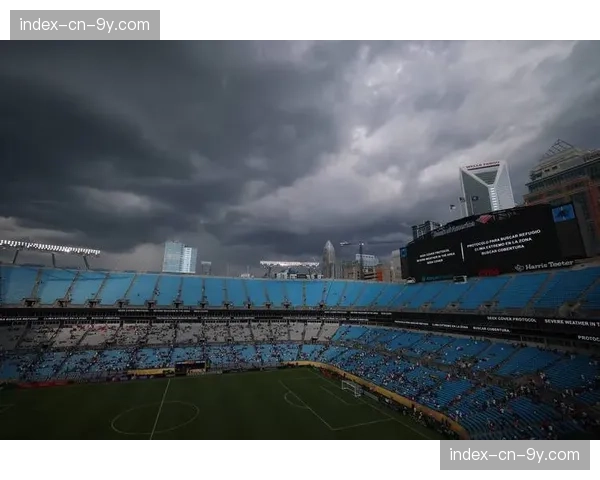 雨中激战:曼城对阵国米比赛在雨中进行,场地条件成变量 雨中激战:曼城对阵国米比赛在雨中进行,场地条件成变量